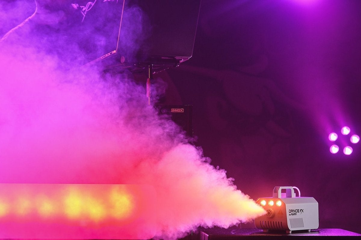 Máquina de humo Ayra DanceFX F500L con una nube de humo rosa